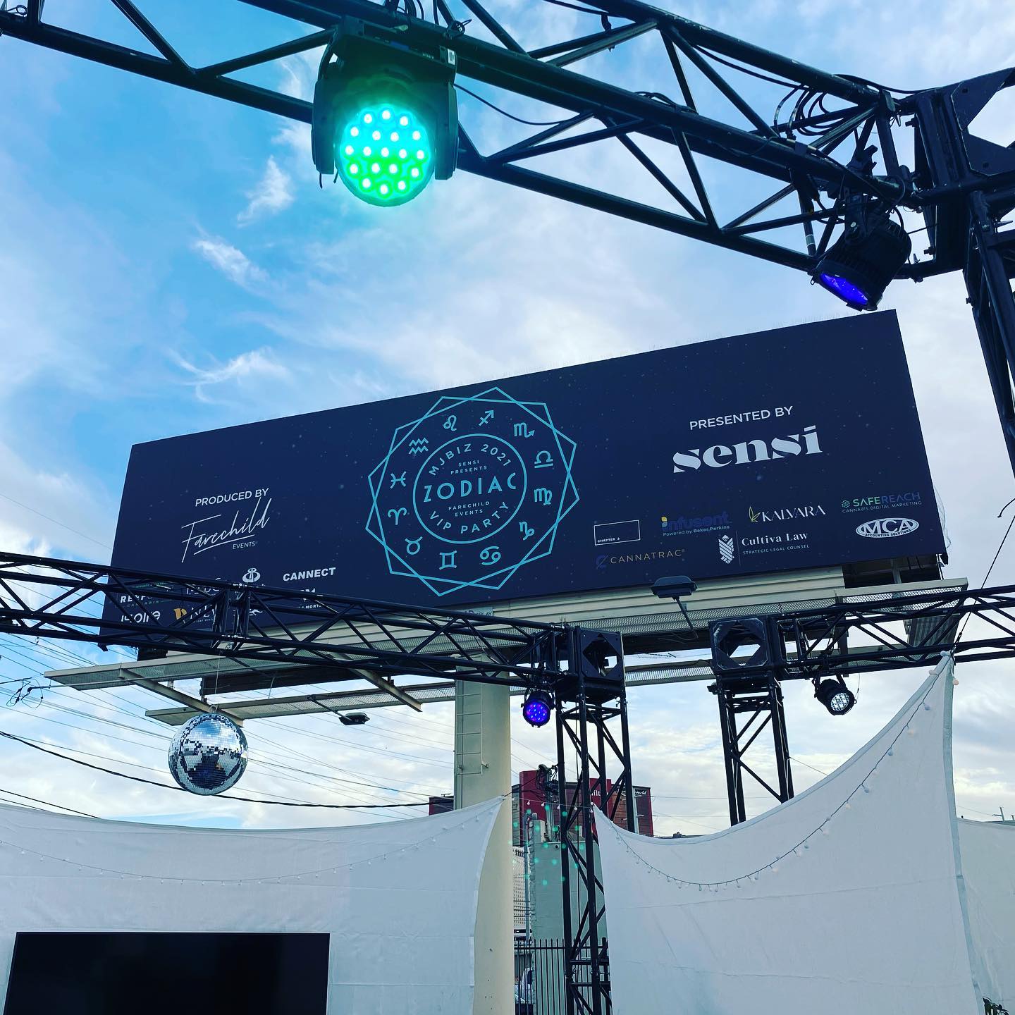 Months in the making, tonight we celebrate #MjBiz2021 at #ZodiacParty21. All the love and thanks to our partner @thefarechild for all of the hard work and magic to make this party happen! This event is at capacity and SOLD OUT, thanks to help from all our sponsors. 
🙏🏽🤘🏽⚡️
♋️♊️♈️♉️♎️♍️♌️♑️♐️♏️♒️♓️
Come and find our booth featuring activations from @royaltreatmentwellness @itsgroovygravy and @zodiac_cannabis! 
#farechildevents #farechild #mjbiz #mjbizcon #sensimag #sensimagazine #theindustrial